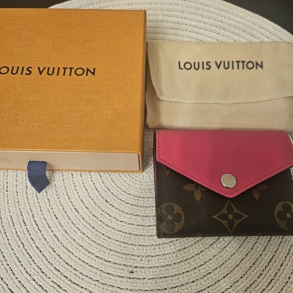 Louis Vuitton Zoe Wallet Monogram Canvas with Rare Bright Pink Flap – New, Full - Picture 2 of 10